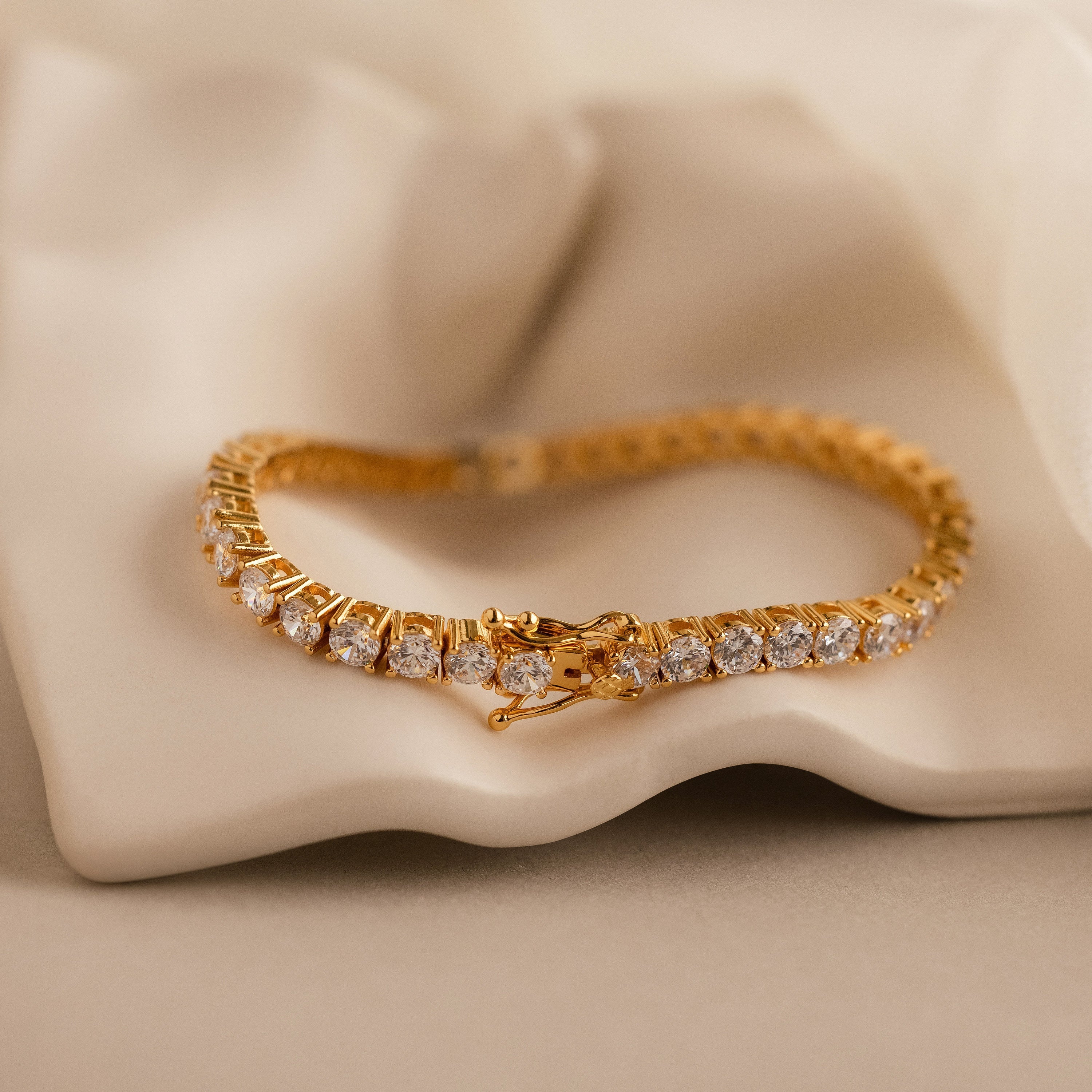 Bold Diamond Tennis Bracelet: A Timeless Statement of Elegance